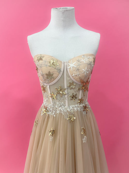 Muestra Vestido de estrellas beige talla 6-8