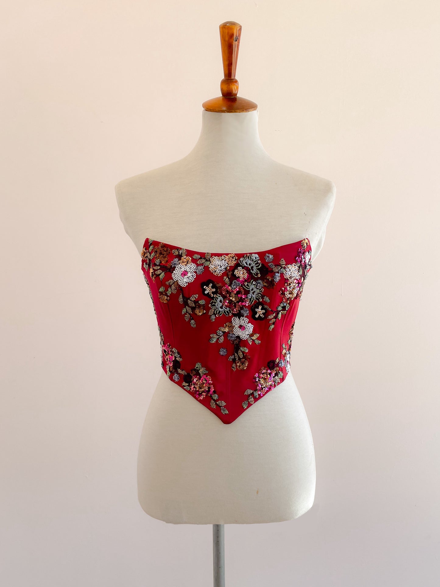 Muestra Corset Florencia guinda talla 4-6