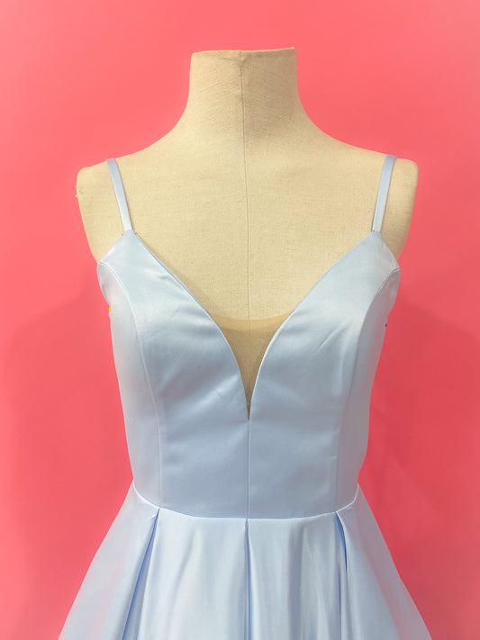 Muestra Vestido Andrea azul cielo talla 10-12