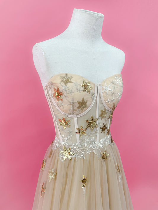 Muestra Vestido de estrellas beige talla 6-8