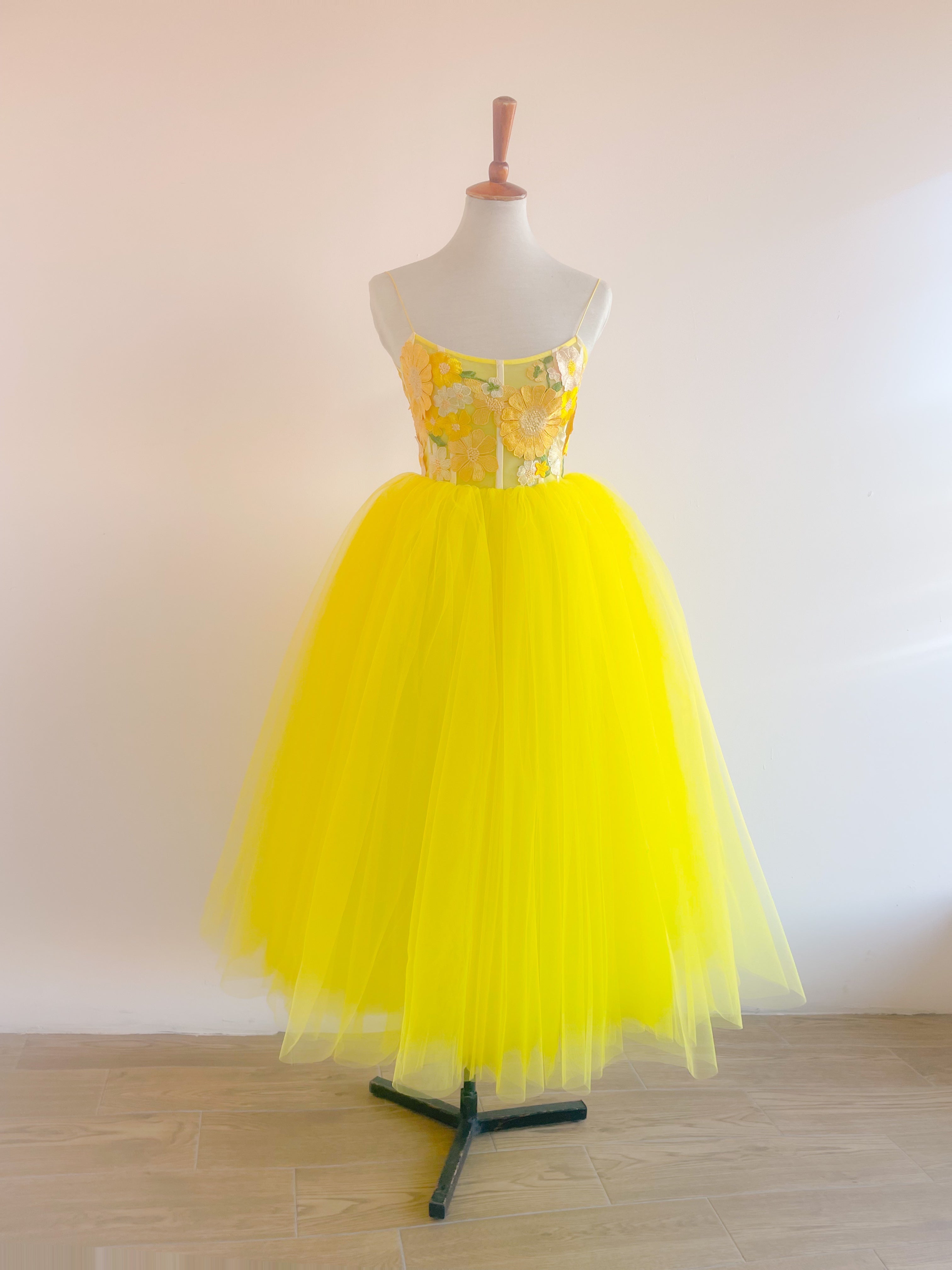 Muestra de Vestido Carmela amarillo